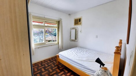 115A- Casa Frente Mar em Bombas com Jardim e Churrasqueira
