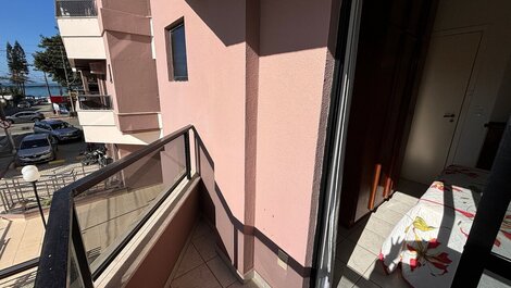 174- Apartamento com 2 quartos a 50 metros do mar em Bombas