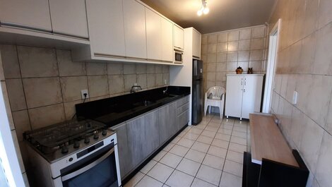 256 - Apto em Bombas | 2 Quartos a 120m da Praia