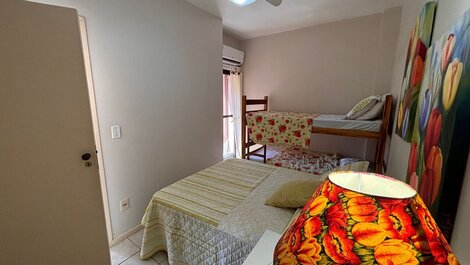 174- Apartamento com 2 quartos a 50 metros do mar em Bombas