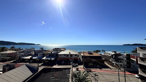 037- HIGH STANDARD Apartment with 3 Suites, 80m from the Beach in a condominium with...