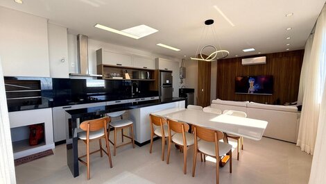 037- HIGH STANDARD Apartment with 3 Suites, 80m from the Beach in a condominium with...