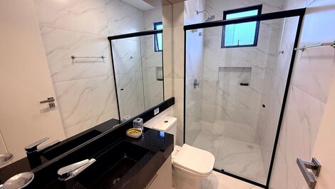 037- HIGH STANDARD Apartment with 3 Suites, 80m from the Beach in a condominium with...