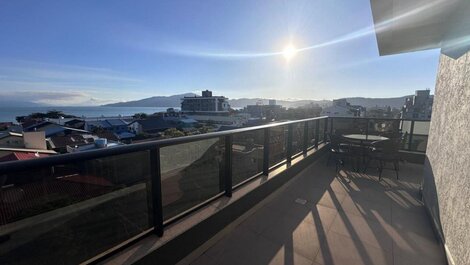 Duplex penthouse with 3 suites, 150m from the beach.