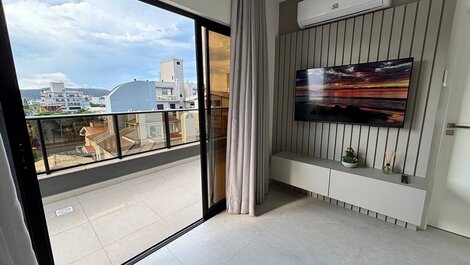 Duplex penthouse with 3 suites, 150m from the beach.