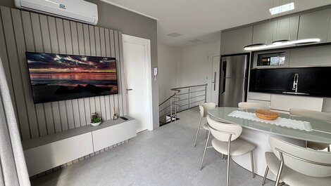 Duplex penthouse with 3 suites, 150m from the beach.