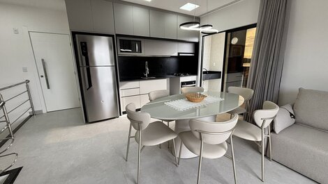 Duplex penthouse with 3 suites, 150m from the beach.
