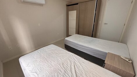 237- Apartamento con piscina, 2 dormitorios, a 250 m de la playa de Bombas.