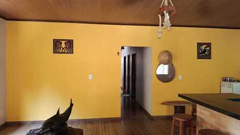 Sala ampla com balcão 