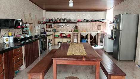 Cozinha ampla com balcão 