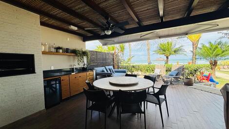 Casa frente ao mar em condomínio