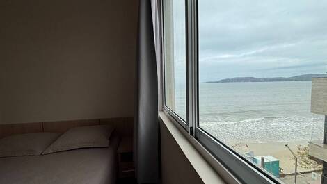 MARAVILHOSO APARTAMENTO FRENTE MAR NA MEIA PRAIA