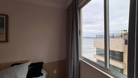 MARAVILHOSO APARTAMENTO FRENTE MAR NA MEIA PRAIA