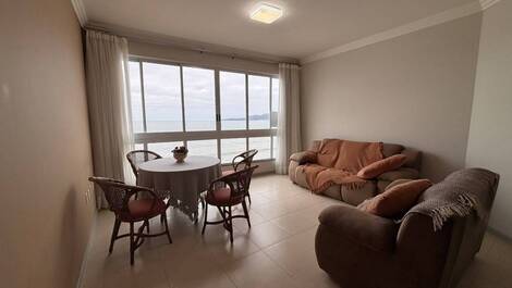 MARAVILHOSO APARTAMENTO FRENTE MAR NA MEIA PRAIA