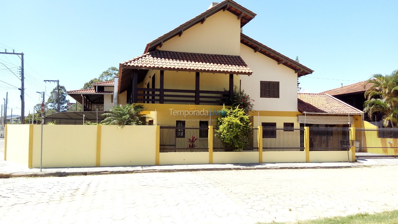 Casa para aluguel de temporada em Balneário Piçarras (Piçarras)