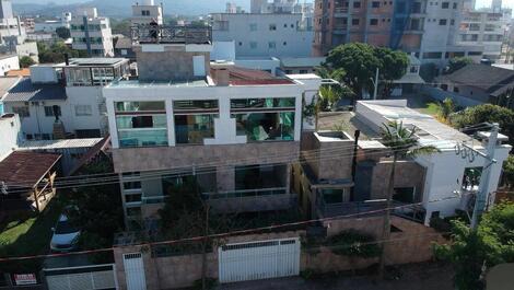 Casa de una sola planta a pocos metros del mar en Canto Grande.