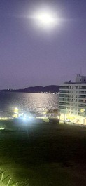 Vista noturna com lua cheia 