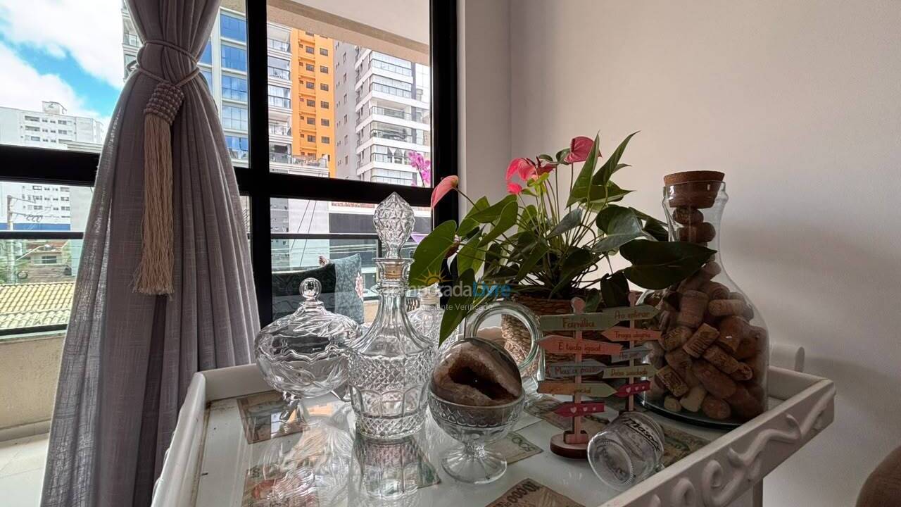 Apartamento para aluguel de temporada em Itapema (Meia Praia)