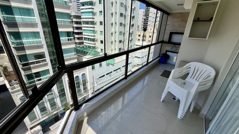 Cozy apartment in Meia Praia for up to 8 people.