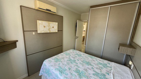 Cozy apartment in Meia Praia for up to 8 people.