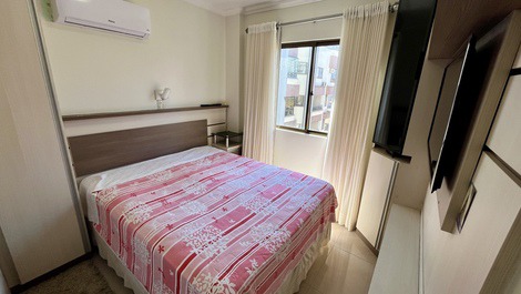 Cozy apartment in Meia Praia for up to 8 people.