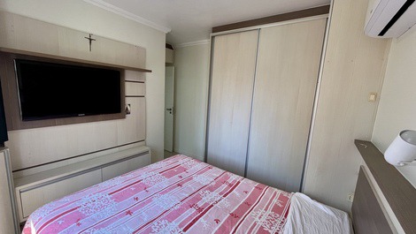 Cozy apartment in Meia Praia for up to 8 people.
