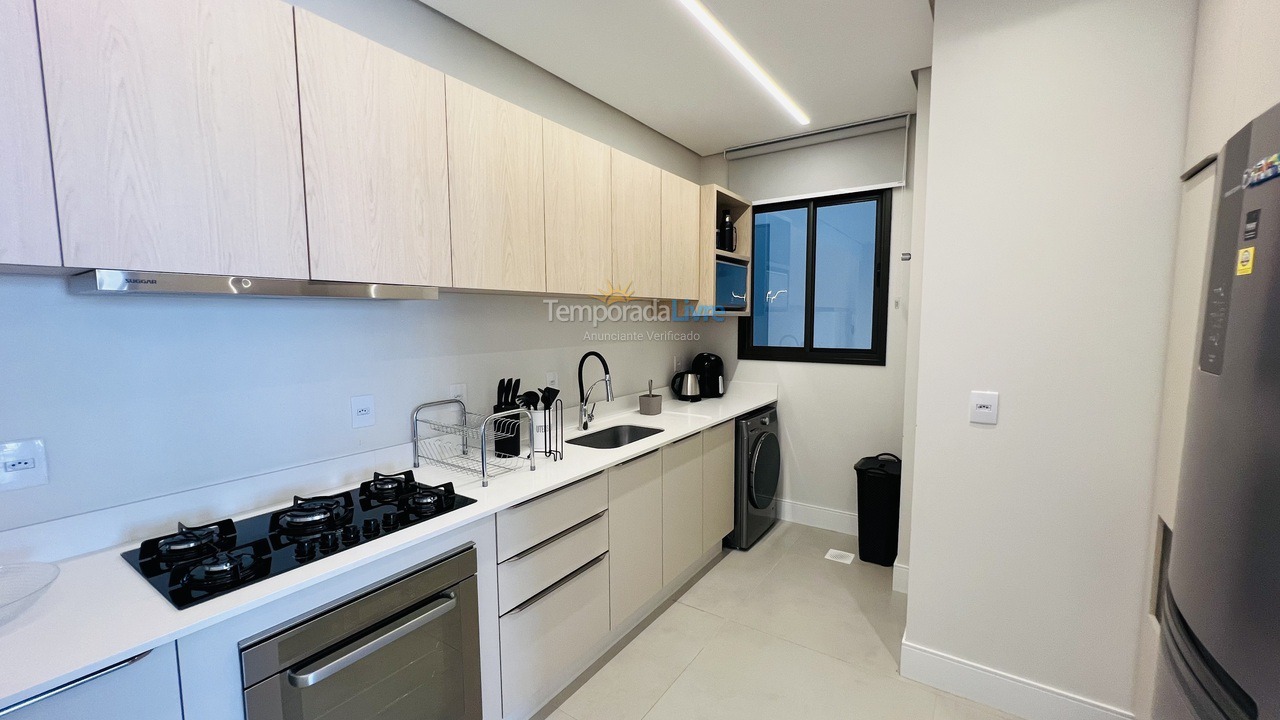 Apartamento para aluguel de temporada em Governador Celso Ramos (Praia de Palmas)