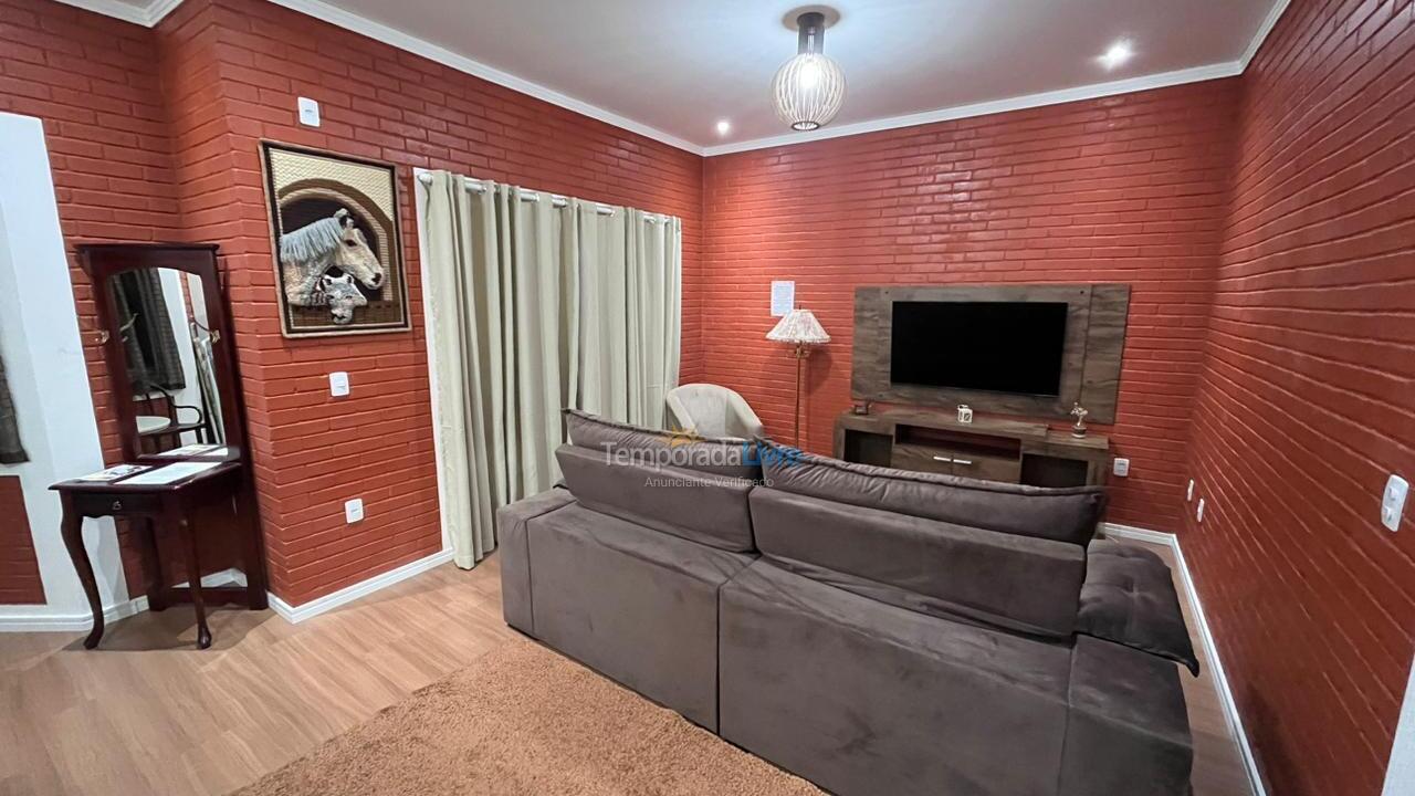 Casa para aluguel de temporada em Campos do Jordão (Imbiry)