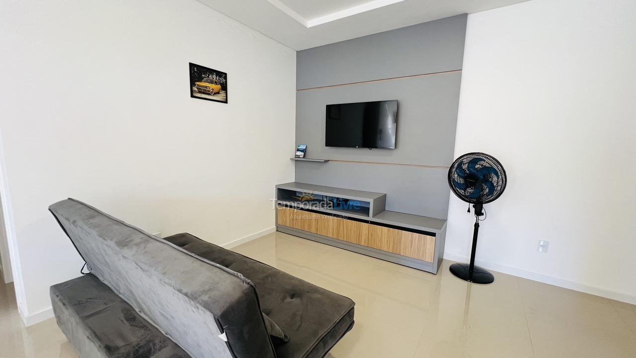 Apartamento para aluguel de temporada em Governador Celso Ramos (Praia de Palmas)