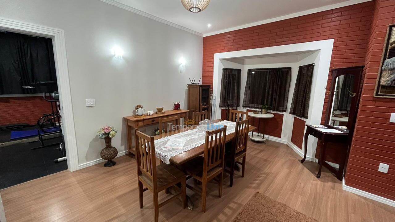 Casa para aluguel de temporada em Campos do Jordão (Imbiry)