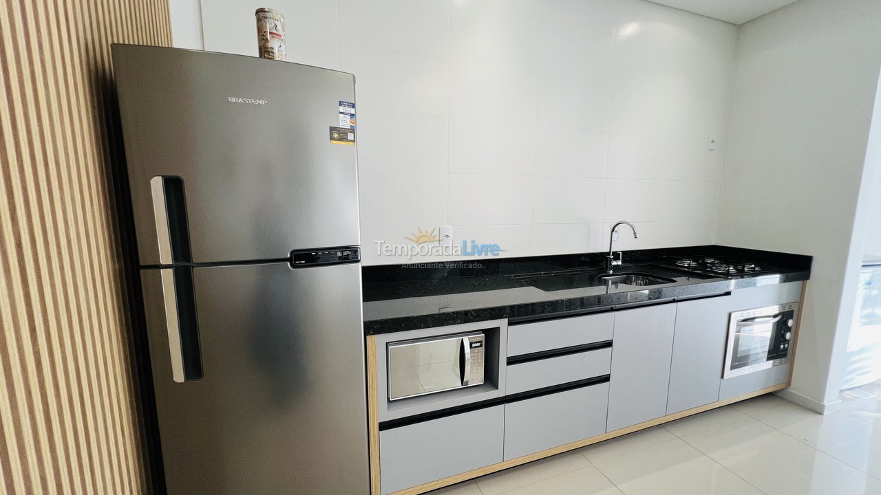 Apartamento para aluguel de temporada em Governador Celso Ramos (Praia de Palmas)