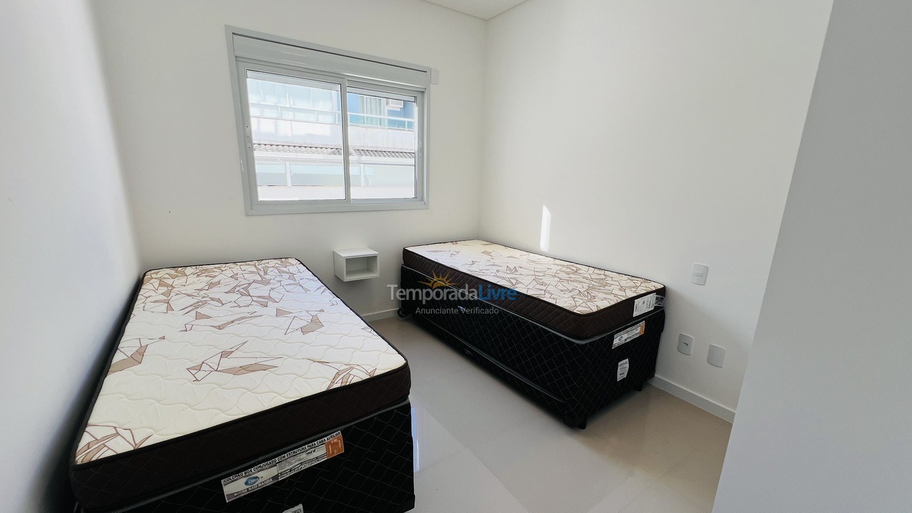 Apartamento para aluguel de temporada em Governador Celso Ramos (Praia de Palmas)