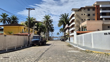 Vista da esquina do condomínio - 143m da praia. 