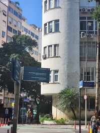 A esquina do prédio, logo a frente.