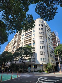 O prédio onde o apartamento está localizado.