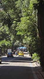 A rua que mostra a praia aos fundos.