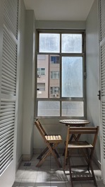 Jardim de inverno para duas pessoas tomarem café na luz do sol.