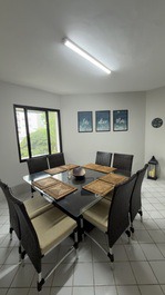 Sala jantar 8 lugares e 4 bancos extras.