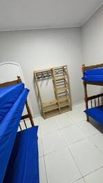 Quarto solteiro guarda roupa