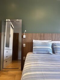 Quarto do primeiro andar com cama de casal e ar condicionado.