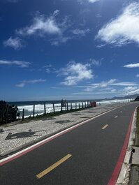 Essa é a orla em frente ao condomínio.
