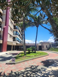 A frente do condomínio.