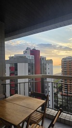 Mesa para tomar um café na varanda do primeiro andar.