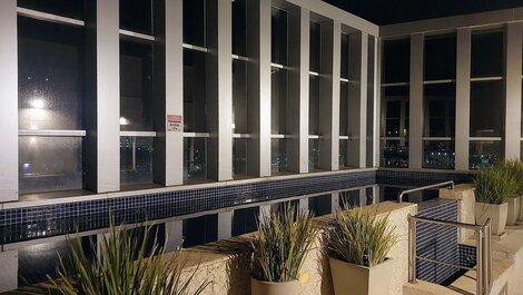 Flat com varanda, garagem, piscinas e próximo a Esplanada.