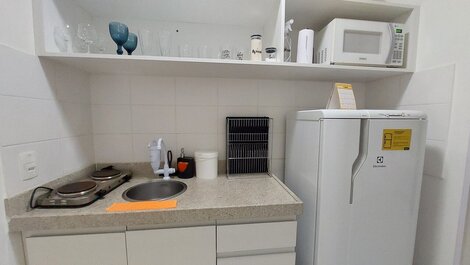 Flat com varanda, garagem, piscinas e próximo a Esplanada.