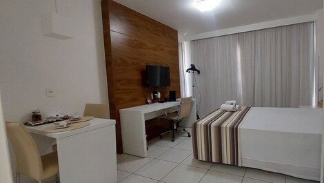 Flat com varanda, garagem, piscinas e próximo a Esplanada.
