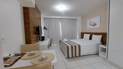 Flat com varanda, garagem, piscinas e próximo a Esplanada.