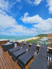 Espreguiçadeira ao lado de piscina frente mar