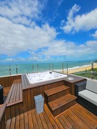 Vista da jacuzzi aquecida frente mar