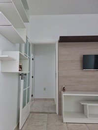 Sala de estar com tv e streaming.